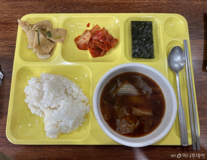 경기 수원 팔달구 수원역 일대에 위치한 무료급식소 '정나눔터'에서 제공되는 식사 . /사진=이현수 기자.