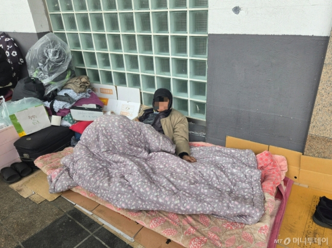 수원역 앞에서 노숙 중인 이수길씨(62)의 모습. 이씨는 갑작스레 찾아온 퇴행성 관절염으로 인해 거동이 원활하지 않은 상태다./사진=김서현 기자.