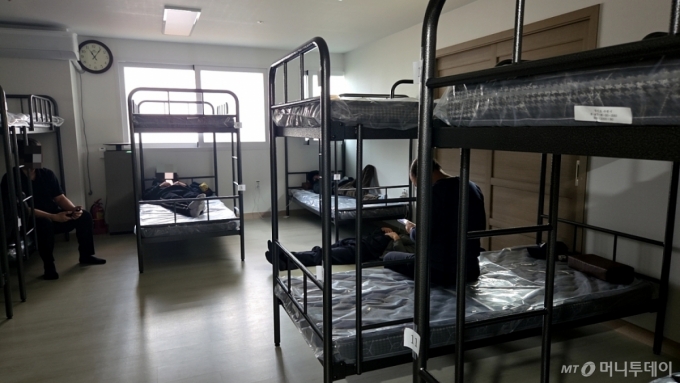 경기 수원 팔달구 수원역 일대에 위치한 노숙인 임시보호소 모습. 수원다시서기 종합지원센터에서 운영하는 보호소는 내국인 대상이지만, 응급 시 외국인 노숙인도 임시로 사용할 수 있다./사진=김서현 기자.