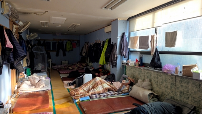 중국동포교회 2층에 위치한 남성용 쉼터 '충성방'에 모여 쉬고 있는 노숙인들. 방 안에는 10개가 넘는 이부자리가 놓여있다. /사진=김서현 기자.