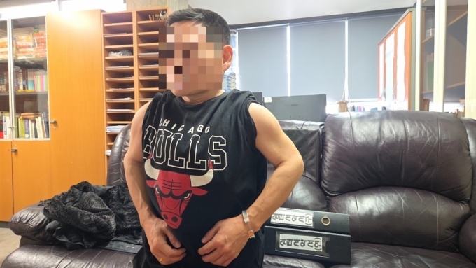김종씨(46)는 척추가 어그러진 상태로 태어났다. 키도 자라지 않고 가슴이 튀어나와 일을 구하는 과정에서 제약을 겪었다. /사진=김서현 기자.