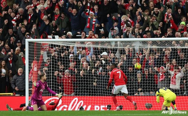 토트넘 홋스퍼가 14일 시티 그라운드에서 열린 2025~2026시즌 잉글랜드 프리미어리그(EPL) 16라운드 경기에서 실점을 허용하고 있다. /AFPBBNews=뉴스1