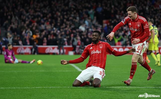 14일 시티 그라운드에서 열린 2025~2026시즌 잉글랜드 프리미어리그(EPL) 16라운드 경기 중 노팅엄 포레스트가 토트넘 홋스퍼를 상대로 득점 후 기뻐하고 있다. /AFPBBNews=뉴스1