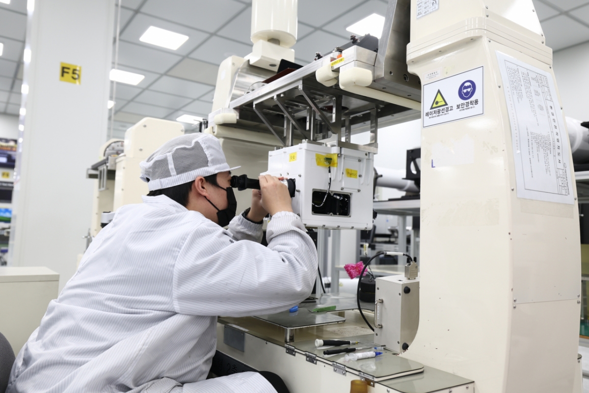 한화시스템 직원이 K2 전차장 조준경의 주간 광학 및 레이저 정렬 작업을 하고 있다/사진제공=한화시스템