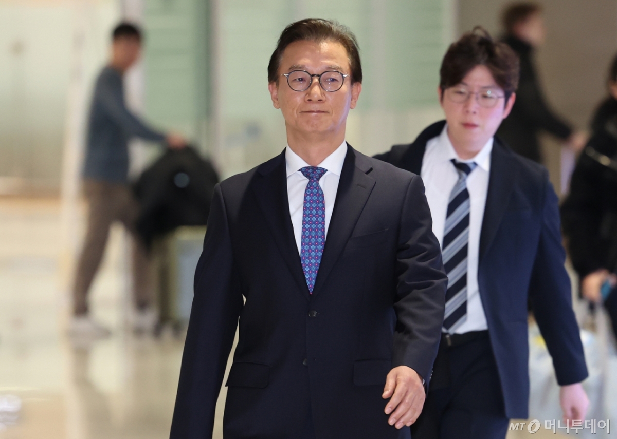 [인천공항=뉴시스] 조성우 기자 = 통일교로부터 금품을 수수했다는 의혹이 제기된 전재수 해양수산부 장관이 11일 오전 인천국제공항 제2여객터미널을 통해 귀국하고 있다.  전 장관은 "장관직을 내려놓고 당당하게 응하는 것이 공직자로서 해야 할 처신"이라며 "단호하게, 명백하게, 아주 강하게 의혹이 전혀 사실무근이라는 말씀을 다시 분명히 드린다"고 밝혔다. 2025.12.11. xconfind@newsis.com /사진=조성우