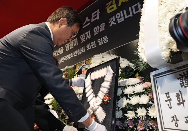 최휘영 문화체육관광부 장관이 14일 고(故) 김지미 배우의 추모 공간이 마련된 서울 충무로 서울영화센터를 찾아 금관문화훈장을 추서하고 있다. /사진=문체부