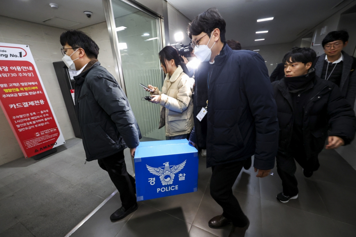 경찰이 대규모 개인정보 유출 사태를 빚은 쿠팡을 상대로 강제수사에 나선 9일 오후 서울 송파구 쿠팡 본사 사무실에서 압수수색을 마친 경찰들이 압수품을  옮기고 있다./사진=뉴스1