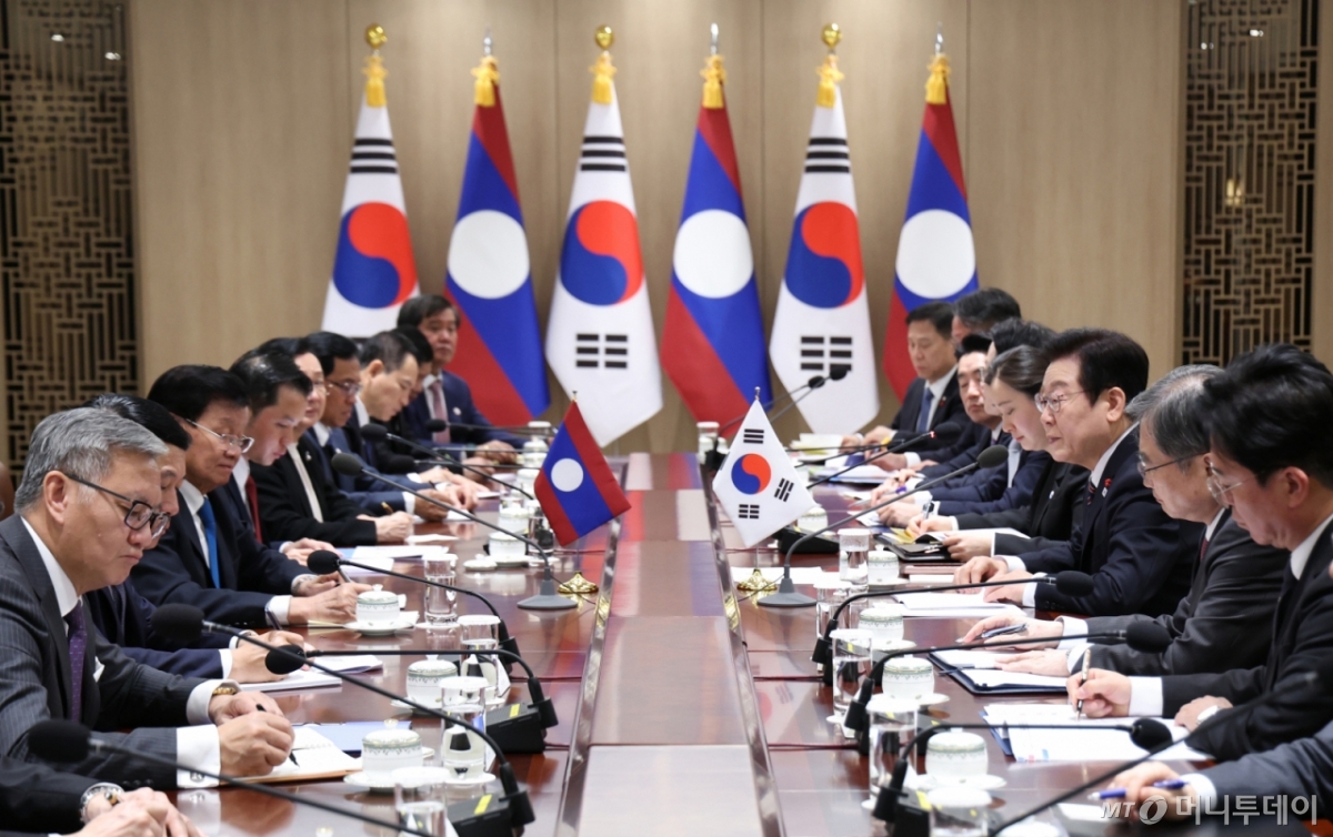 [서울=뉴시스] 최동준 기자 = 이재명 대통령과 통룬 시술릿 라오스 국가주석이 15일 서울 용산 대통령실에서 한-라오스 정상회담을 하고 있다. (대통령실통신사진기자단) 2025.12.15. photocdj@newsis.com /사진=