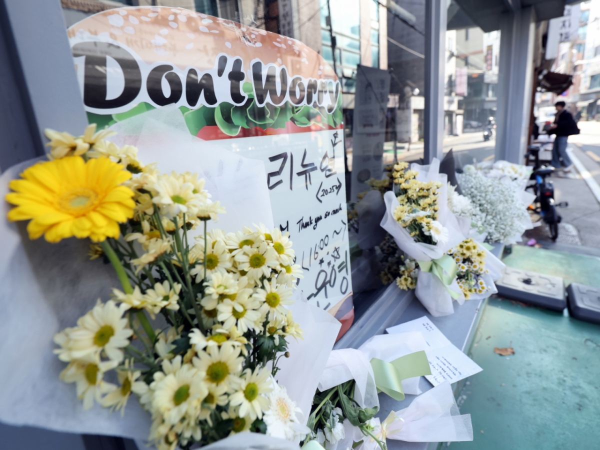 지난 14일 오전 서울 성북구 안암동 영철버거 앞에 영철버거 대표 이영철 씨의 별세 소식을 추모하는 꽃이 놓인 모습./사진=뉴스1.