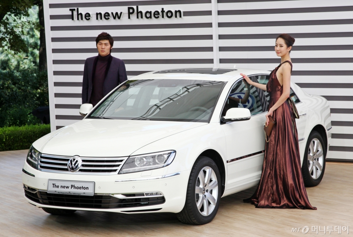 폭스바겐의 럭셔리 세단 '더 뉴 페이톤.' 당시 독일 드레스덴의 투명유리공장에서 수작업으로 제조했지만 2016년 단종됐다./사진=머니투데이 사진DB