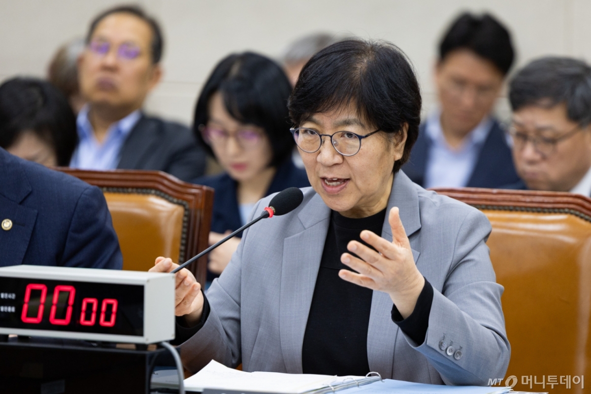(서울=뉴스1) 유승관 기자 = 정은경 보건복지부 장관이 15일 서울 여의도 국회에서 열린 보건복지위원회의 보건복지부, 질병관리청에 대한 국정감사에서 의원 질의에 답하고 있다. 2025.10.15/뉴스1  Copyright © 뉴스1. All rights reserved. 무단 전재 및 재배포,  AI학습 이용 금지. /사진=(서울=뉴스1) 유승관 기자