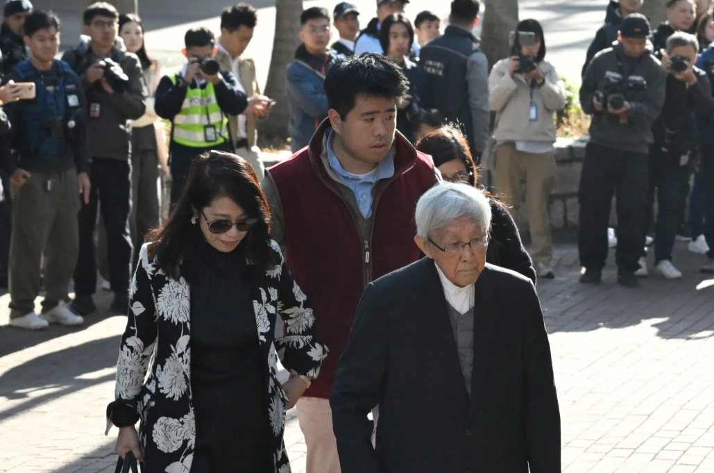 15일 빈과일보 창업자인 지미 라이의 아내와 아들이 요셉 젠 추기경과 함께 지미 라이의 국가보안법 위반 혐의 재판에 참석하고 있다. /사진=블룸버그