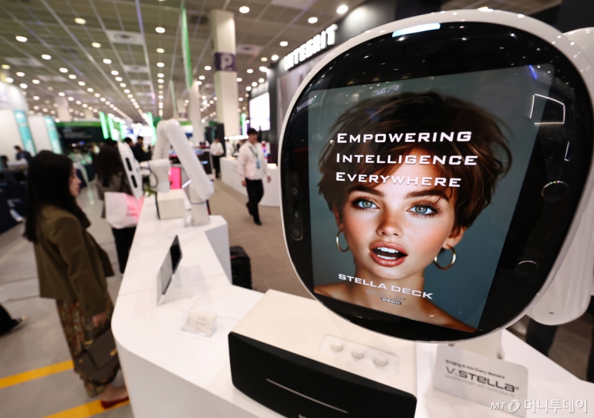 (서울=뉴스1) 구윤성 기자 = 21일 서울 강남구 코엑스에서 열린 '2025 한국전자전(KES)'에서 참관객이 인공지능(AI) 로봇과 대화하고 있다.   2025.10.21/뉴스1  Copyright © 뉴스1. All rights reserved. 무단 전재 및 재배포,  AI학습 이용 금지. /사진=(서울=뉴스1) 구윤성 기자