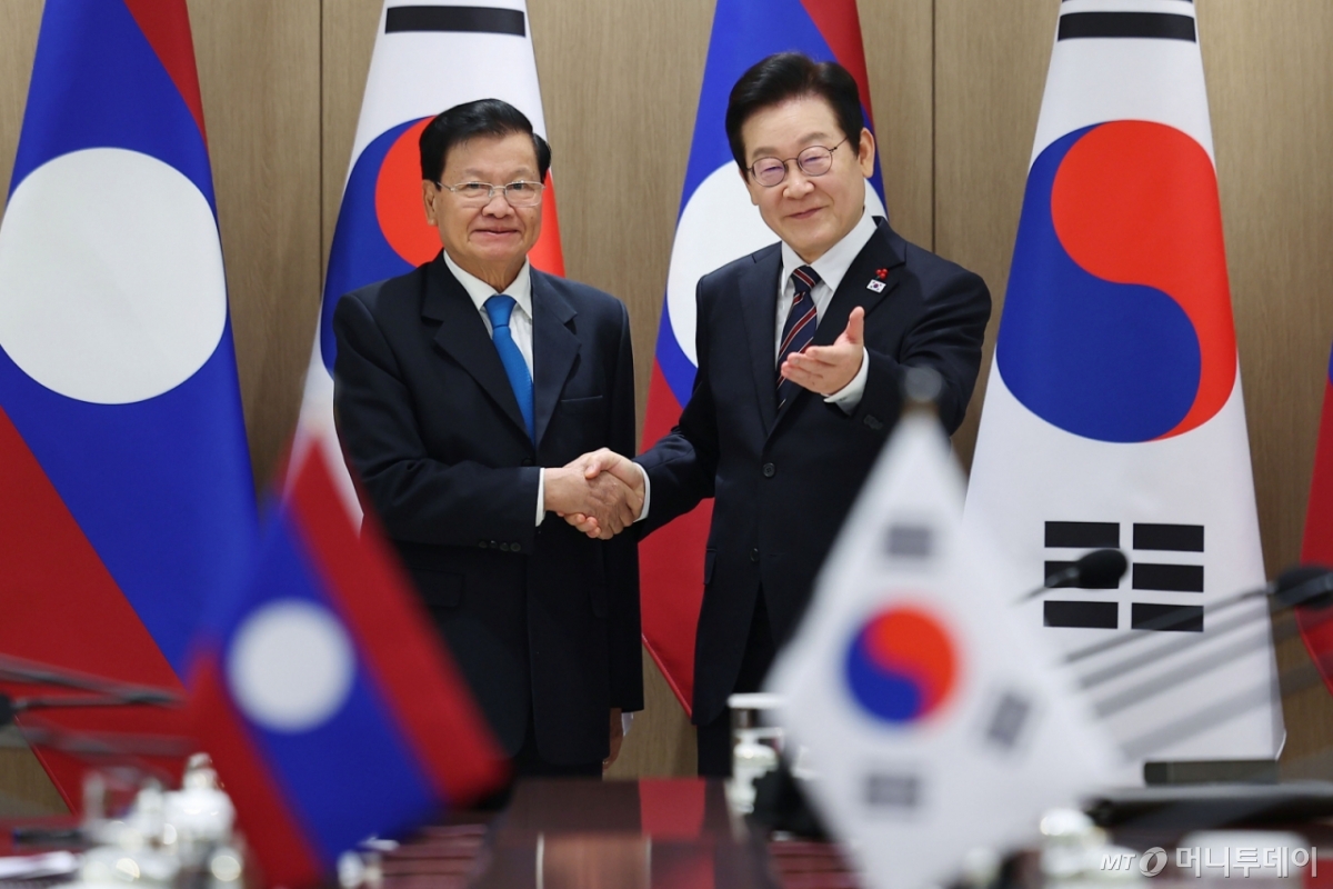 [서울=뉴시스] 최동준 기자 = 이재명 대통령과 통룬 시술릿 라오스 국가주석이 15일 서울 용산 대통령실에서 한-라오스 정상회담 기념촬영을 하고 있다. (대통령실통신사진기자단) 2025.12.15. photocdj@newsis.com /사진=