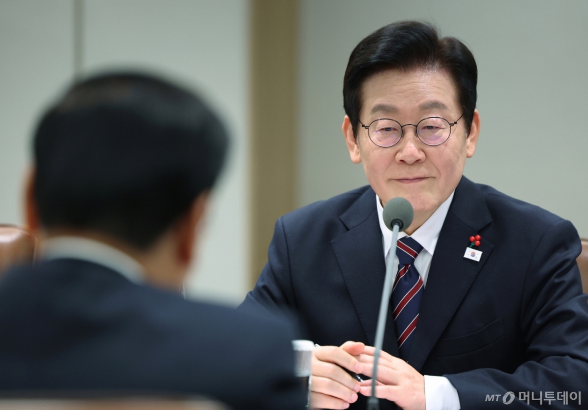 [서울=뉴시스] 최동준 기자 = 이재명 대통령이 15일 서울 용산 대통령실에서 열린 한-라오스 정상회담에서 통룬 시술릿 라오스 국가주석의 발언을 듣고 있다. (대통령실통신사진기자단) 2025.12.15. photocdj@newsis.com /사진=