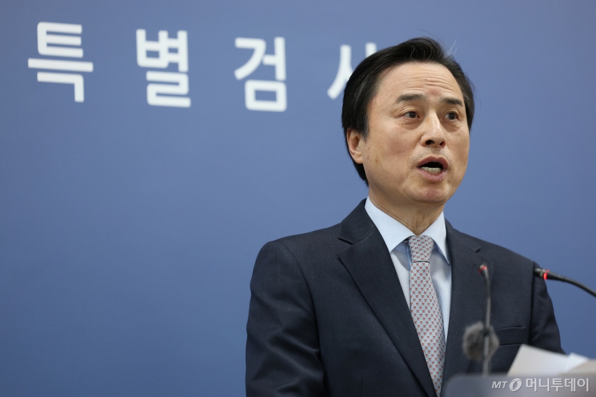 [서울=뉴시스] 이영환 기자 = 조은석 내란특검이 15일 오전 서울 서초구 서울고등검찰청에 마련된 내란특검에서 12·3 비상계엄 관련 내란·외환 혐의 수사 결과를 발표하고 있다. (공동취재) 2025.12.15. photo@newsis.com