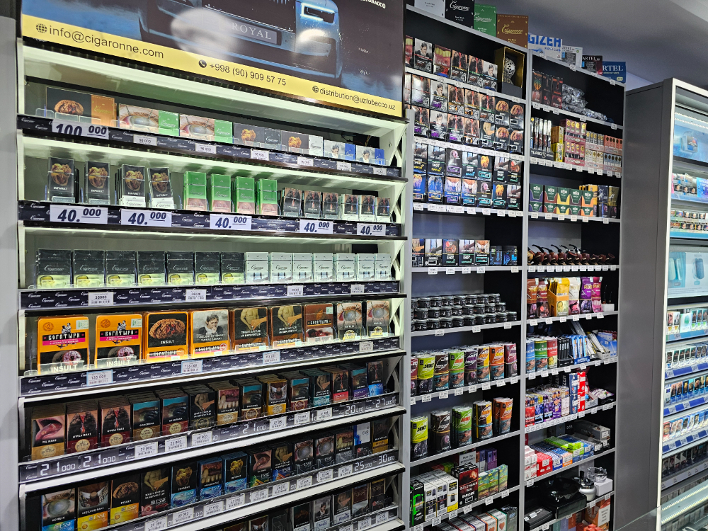 우즈베키스탄 타슈켄트 에코파크 인근에 있는 담배전문 판매점 우즈토바코 내부. KT&G 담배들이 진열대를 가득 메웠다./사진=정진우 기자