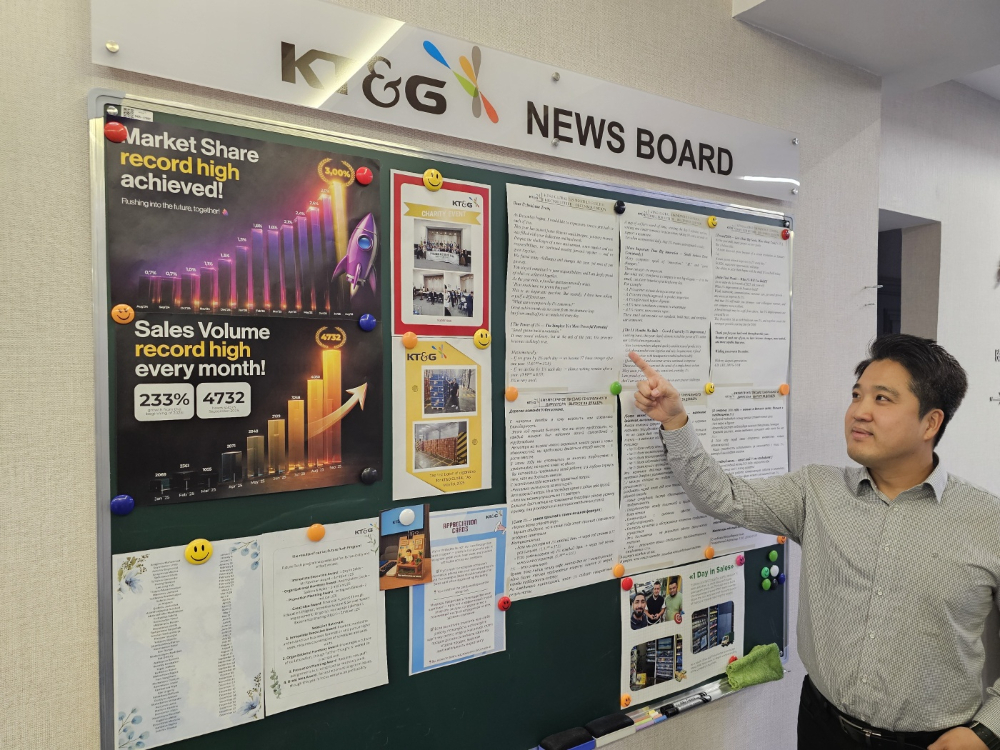 이종엽 KT&G 우즈베키스탄 법인장이 타슈켄트에 위치한 법인 사무실에서 KT&G 사업과 관련해 설명하고 있다./사진=정진우 기자