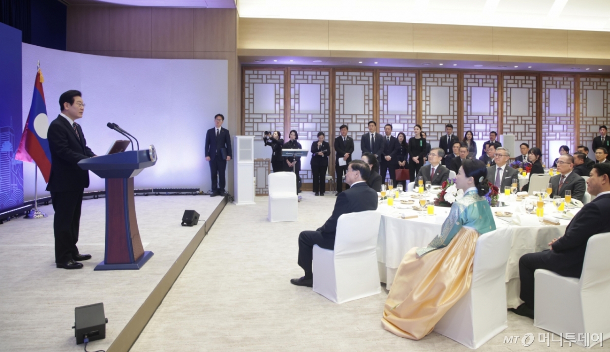 [서울=뉴시스] 최동준 기자 = 이재명 대통령이 15일 서울 용산 대통령실에서 열린 한-라오스 공식오찬에서 인사말을 하고 있다. 2025.12.15. photocdj@newsis.com /사진=