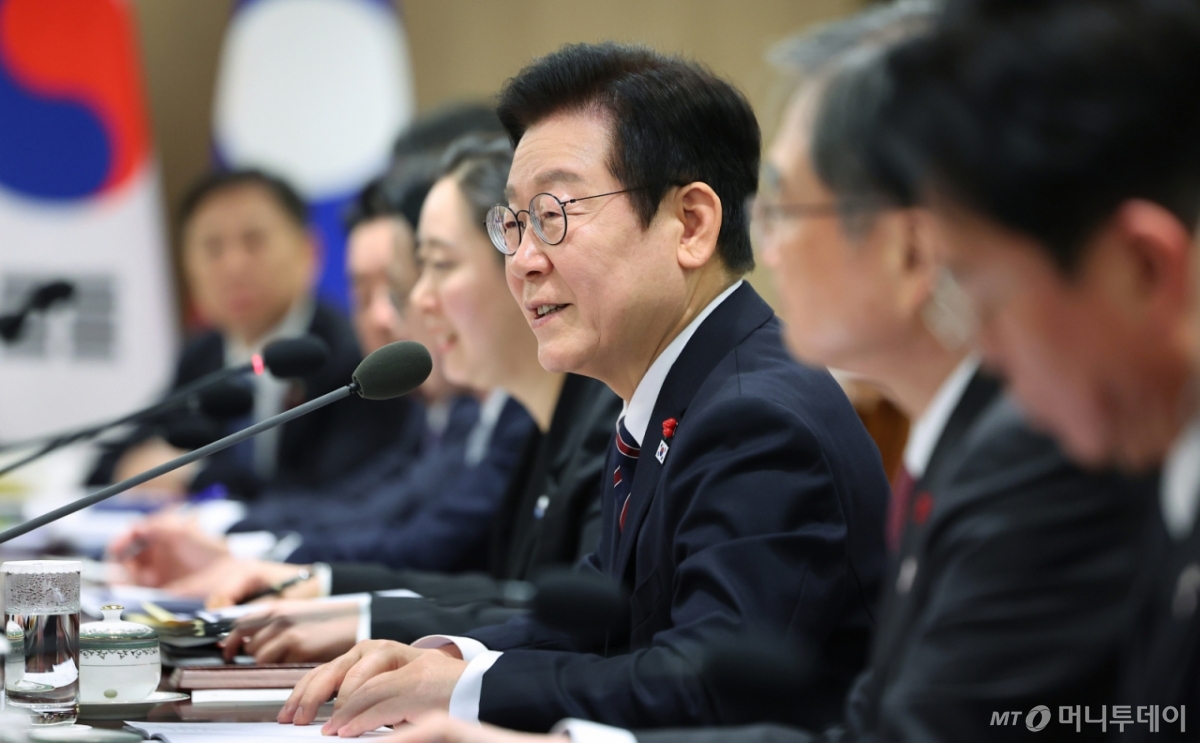 [서울=뉴시스] 최동준 기자 = 이재명 대통령이 15일 서울 용산 대통령실에서 열린 통룬 시술릿 라오스 국가주석과 한-라오스 정상회담에서 발언하고 있다. (대통령실통신사진기자단) 2025.12.15. photocdj@newsis.com /사진=