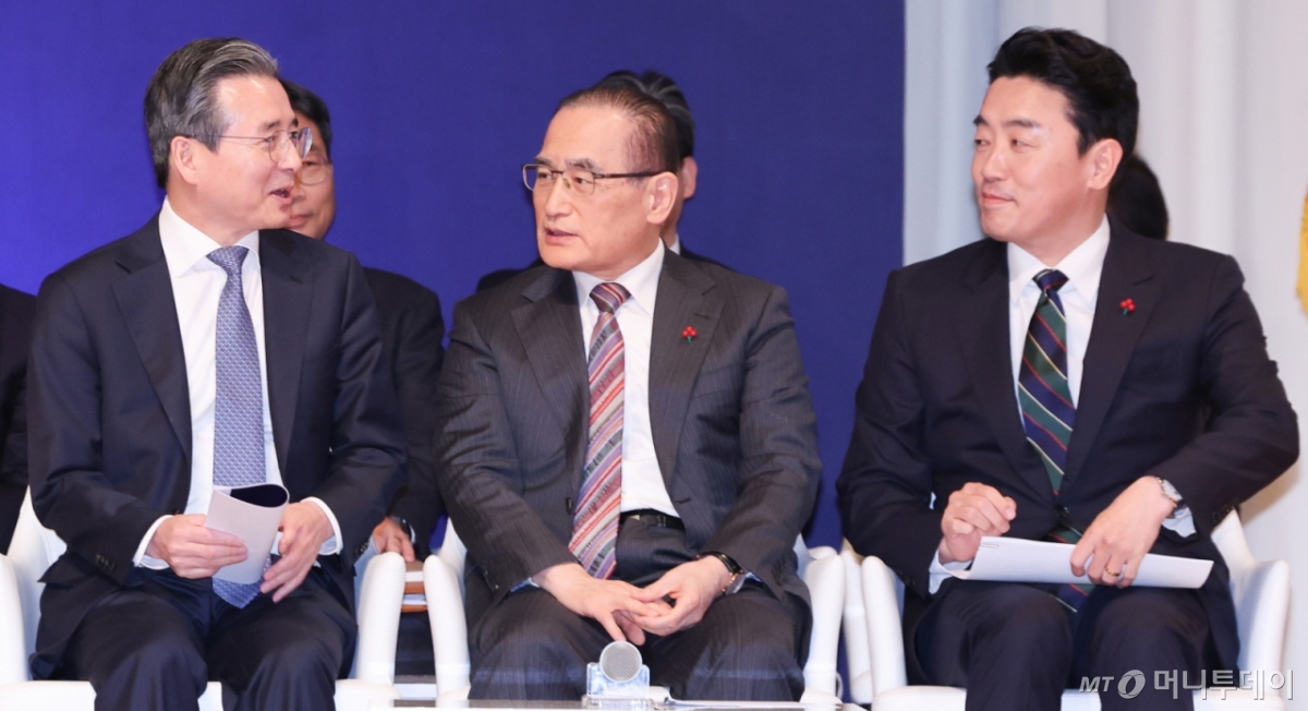 (서울=뉴스1) 허경 기자 = 김용범 정책실장(왼쪽부터), 위성락 국가안보실장, 강훈식 대통령 비서실장이 7일 서울 용산 대통령실 청사에서 열린 '이재명 정부 출범 6개월 성과 간담회'에서 대화하고 있다. 2025.12.7/뉴스1  Copyright © 뉴스1. All rights reserved. 무단 전재 및 재배포,  AI학습 이용 금지.