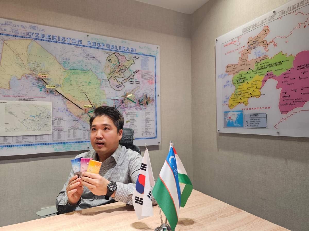 이종엽 KT&G 우즈베키스탄 법인장이 현지에서 판매량이 많은 KT&G 에쎄 담배를 들고 설명하고 있다./사진=정진우 기자