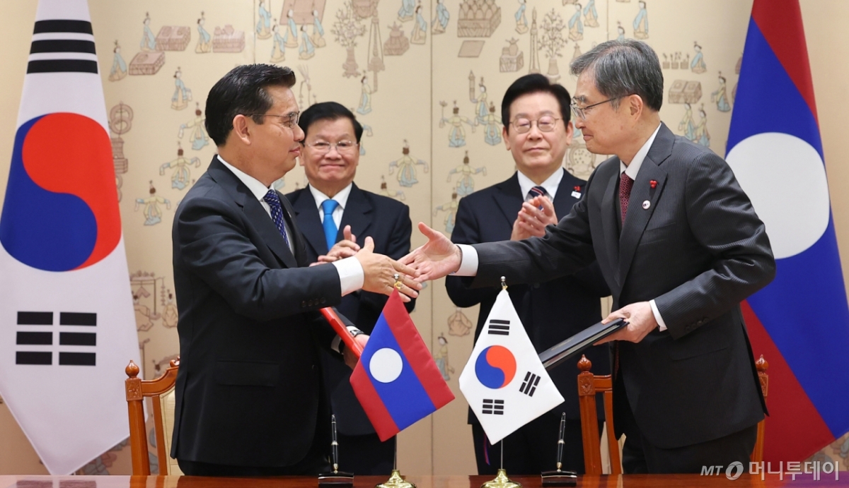 [서울=뉴시스] 최동준 기자 =  조현 외교부 장관과 싸이싸나 콧푸톤 라오스 검찰총장이 15일 용산 대통령실에서 이재명 대통령과 통룬 시술릿 라오스 국가주석이 임석한 가운데 범죄인인도 조약 체결식을 하고 있다. (대통령실통신사진기자단) 2025.12.15. photocdj@newsis.com /사진=류현주