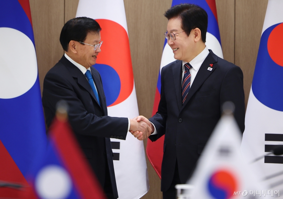 [서울=뉴시스] 최동준 기자 = 이재명 대통령과 통룬 시술릿 라오스 국가주석이 15일 서울 용산 대통령실에서 열린 한-라오스 정상회담에서 악수하고 있다. (대통령실통신사진기자단) 2025.12.15. photocdj@newsis.com /사진=류현주