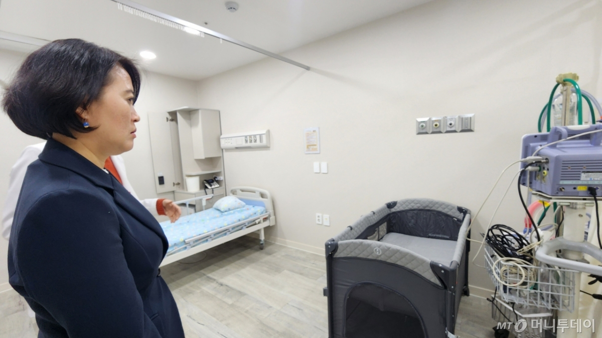  박지혜 더불어민주당 의원(경기도 의정부시 갑)이 12일 경기 의정부시 튼튼어린이병원 내 고유량 산소치료기를 둘러보고 있다. /사진=정심교 기자