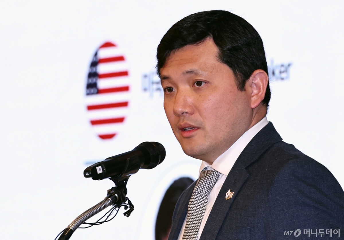 (서울=뉴스1) 구윤성 기자 = 케빈 김 주한미국대사대리가 20일 오후 서울 중구 롯데호텔에서 열린 한미의원연맹 창립기념 제1회 한미외교포럼에서 기조연설을 하고 있다.  2025.11.20/뉴스1  Copyright © 뉴스1. All rights reserved. 무단 전재 및 재배포,  AI학습 이용 금지. 