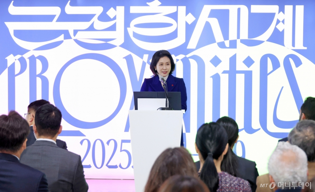 [서울=뉴시스] 최동준 기자 = 김혜경 여사가 15일 서울 중구 서울시립미술관에서 열린 한-UAE 공동기획 전시 '근접한 세계' 개막식에서 인사말을 하고 있다. (대통령실통신사진기자단) 2025.12.15. photocdj@newsis.com /사진=