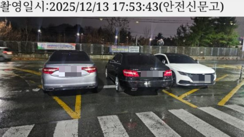 주말 밤, 교차로 한복판을 가로막은 불법주차 차량 3대의 사진이 공개돼 누리꾼들의 공분을 샀다. /사진=온라인 커뮤니티 보배드림 캡처