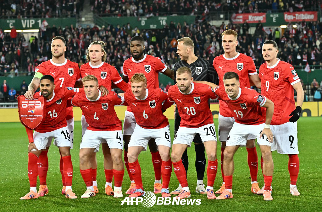 지난달 보스니아헤르체고비나와의 2026 FIFA 북중미 월드컵 유럽 예선 H조를 앞두고 기념 사진을 촬영하고 있는 오스트리아 대표팀 선수들. /AFPBBNews=뉴스1