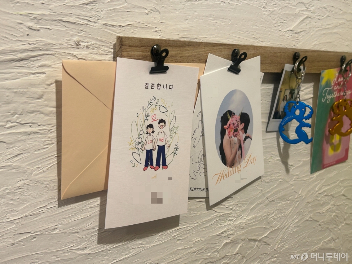 15일 오후 방문한 서울대 인근 카페 내 모습. 벽면에 단골들의 청첩장이 걸려있다./사진=김지현 기자. 