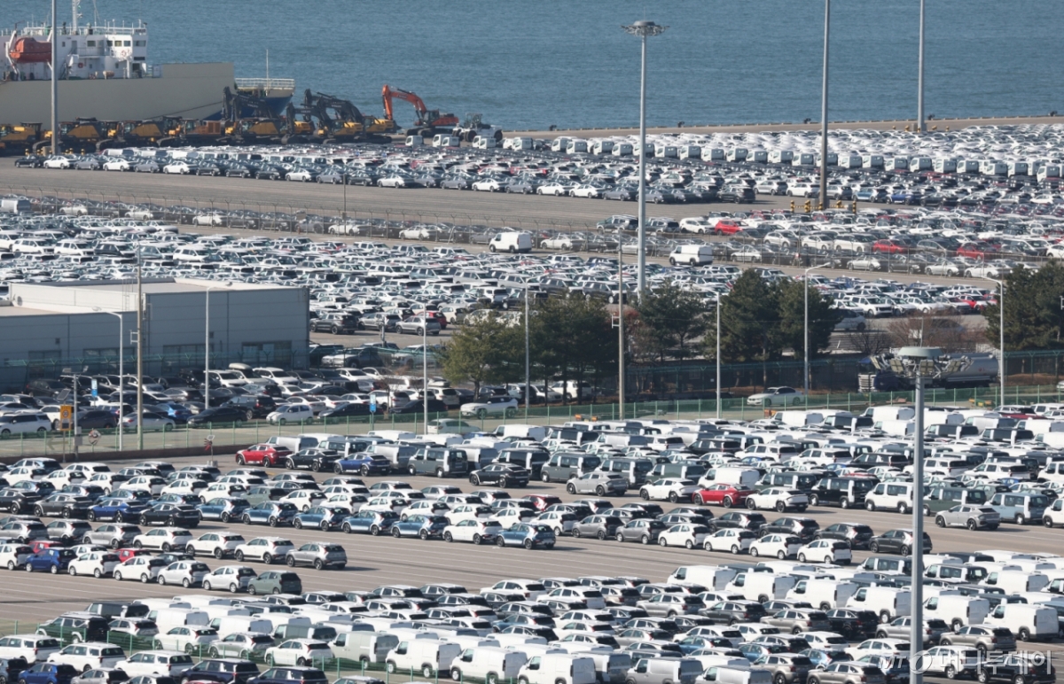 (평택=뉴스1) 김영운 기자 = 4일 경기 평택시 포승읍 평택항에 수출용 차량이 세워져 있다.  한국산 자동차 관세를 15%로 인하하는 내용이 3일(현지시간) 미국 정부 관보에 게재됐다. 이 관보는 현지시간으로 4일 공식 게재돼 발효되며 인하 조치는 2025년 11월 1일 이후 수입 건부터 소급 적용된다. 2025.12.4/뉴스1  Copyright © 뉴스1. All rights reserved. 무단 전재 및 재배포,  AI학습 이용 금지. /사진=(평택=뉴스1) 김영운 기자