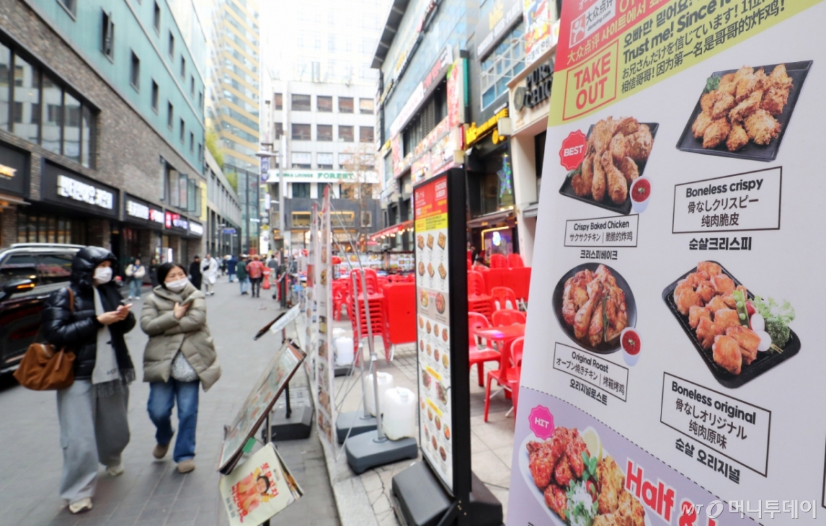 [서울=뉴시스] 김혜진 기자 = 정부가 치킨 업종에 조리 전 중량 표시제도를 시행하기로 한 15일 서울 시내 한 치킨전문점 앞에 메뉴판이 붙어 있다.  정부는 외식업계가 조리 과정이 존재하고 재료 상태에 따라 중량 변동이 발생하는 등 특수성이 있다는 점을 감안해, 우선 치킨 업종부터 규제를 도입하기로 했다. 메뉴판에는 그램(g) 또는 ‘호’ 단위를 사용해 조리 전 중량을 표시해야 하고, 배달 플랫폼·온라인 주문 페이지에도 동일하게 표기해야 한다. 2025.12.15. jini@newsis.com /사진=김혜진