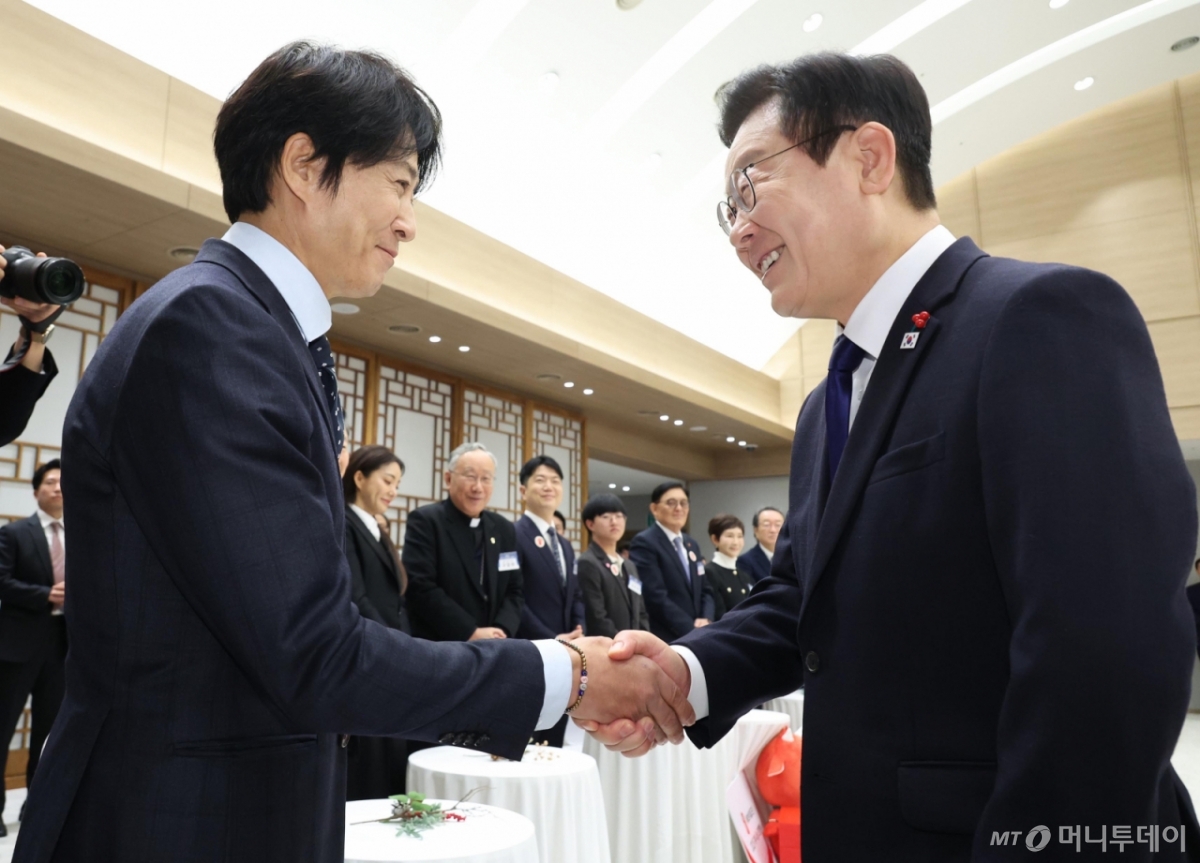[서울=뉴시스] 최동준 기자 = 이재명 대통령이 16일 용산 대통령실에서 열린 기부나눔 초청행사에서 굿네이버스 친선대사 배우 최수종과 인사하고 있다. (대통령실통신사진기자단) 2025.12.16. photocdj@newsis.com /사진=류현주