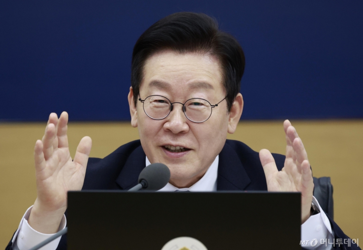 [세종=뉴시스] 최동준 기자 = 이재명 대통령이 16일 세종시 정부세종청사에서 열린 국무회의에서 발언하고 있다. 2025.12.16. photocdj@newsis.com /사진=최동준