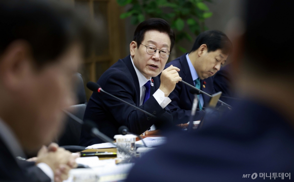 [세종=뉴시스] 최동준 기자 = 이재명 대통령이 16일 세종시 정부세종청사에서 열린 국무회의에서 발언하고 있다. 2025.12.16. photocdj@newsis.com /사진=최동준