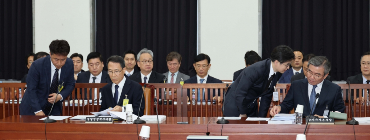  유재성 경찰청장 직무대행(왼쪽 두 번째)과 박성주 국가수사본부장(오른쪽 첫 번째)이 6일 서울 여의도 국회 정보위원회에서 열린 경찰청에 대한 국정감사에 자리하고 있다. /사진=뉴스1.