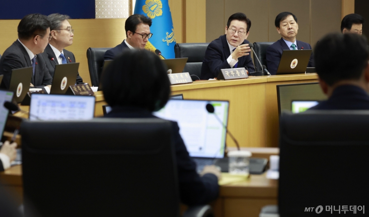 [세종=뉴시스] 최동준 기자 = 이재명 대통령이 16일 세종시 정부세종청사에서 열린 국무회의에서 발언하고 있다. 2025.12.16. photocdj@newsis.com /사진=최동준
