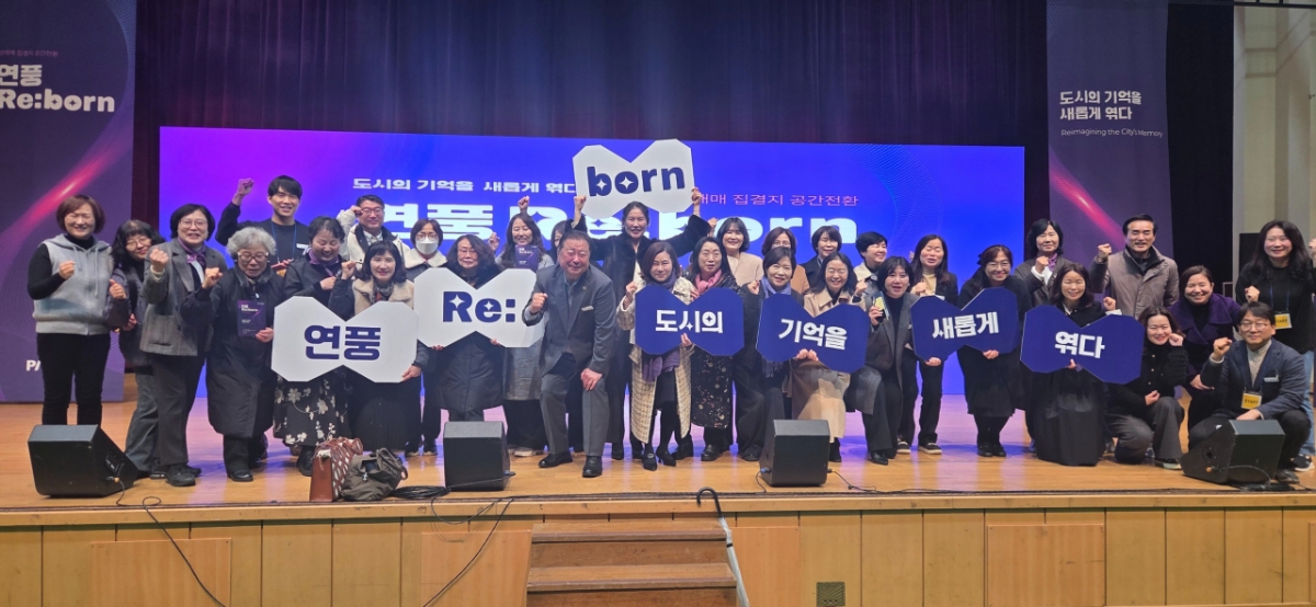 성매매집결지 폐쇄를 위해 구성된 반성매매 시민활동단 클리어링 회원들과 김경일 파주시장이 기념사진을 촬영하고 있다. /사진=노진균 기자 