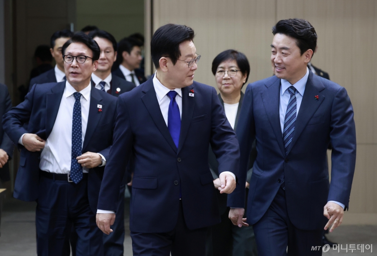 [세종=뉴시스] 최동준 기자 = 이재명 대통령이 16일 세종시 정부세종컨벤션센터에서 열린 보건복지부(질병관리청)·식품의약품안전처 업무보고에 입장하고 있다. 2025.12.16. photocdj@newsis.com /사진=최동준