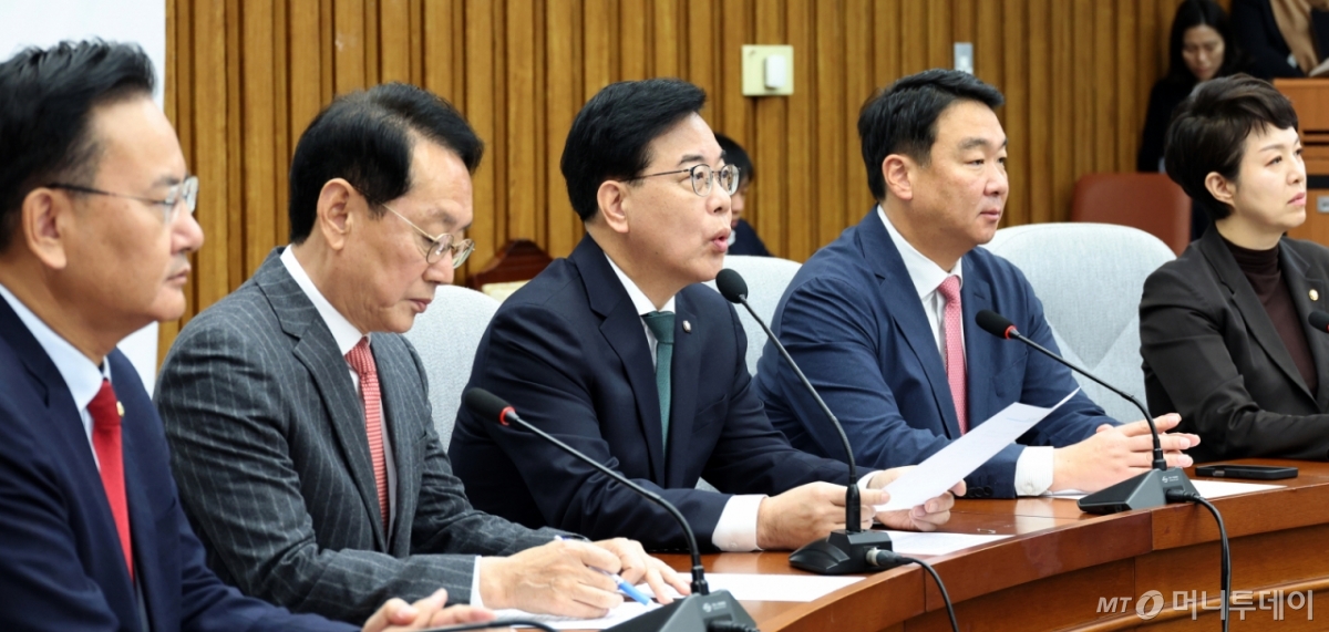 [서울=뉴시스] 김금보 기자 = 송언석 국민의힘 원내대표가 16일 오전 서울 여의도 국회에서 열린 원내대책회의에서 발언을 하고 있다. 2025.12.16. kgb@newsis.com /사진=김금보