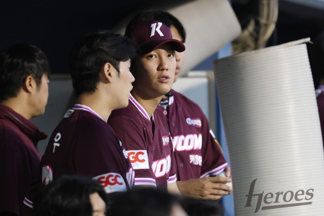 안우진(오른쪽)이 경기 도중 정현우와 이야기를 나누고 있다. /사진=키움 히어로즈 제공