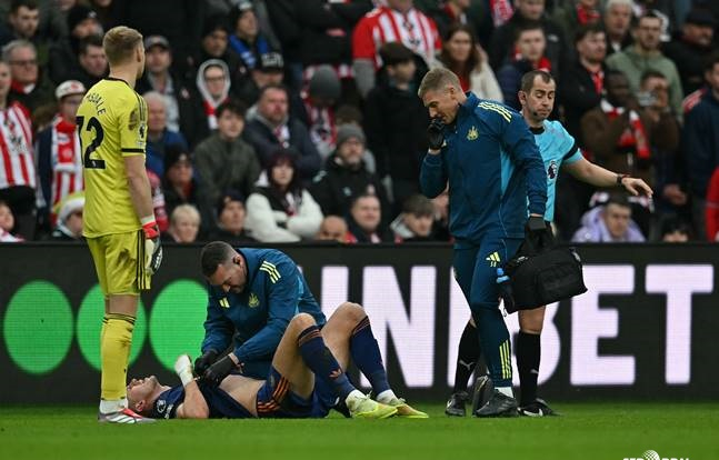 댄 번(아래)이 갈비뼈 쪽에 태클을 당한 뒤 고통스러워하고 있다. /AFPBBNews=뉴스1