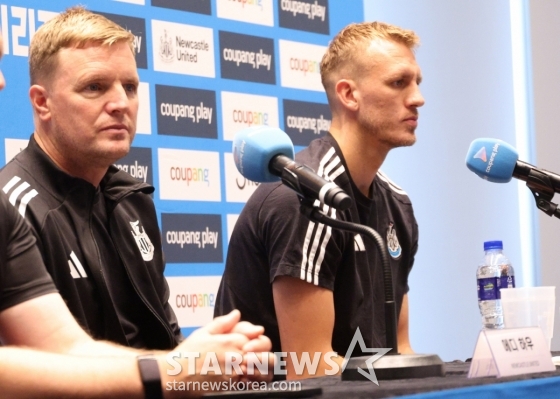 2025 쿠팡플레이 시리즈 뉴캐슬 유나이티드 FC 기자회견 당시 댄 번(오른쪽). /사진=김진경 대기자