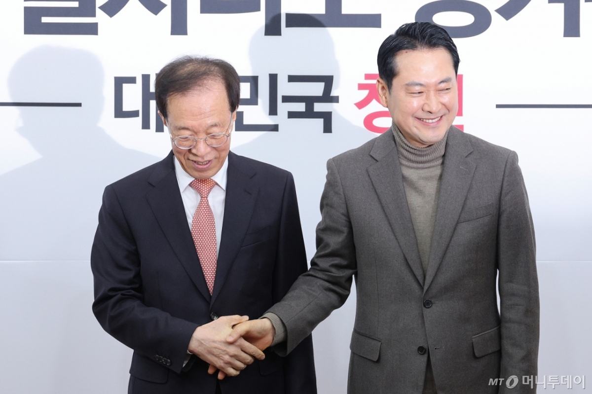 (서울=뉴스1) 신웅수 기자 = 장동혁 국민의힘 대표가 16일 서울 여의도 국회를 찾은 이석연 국민통합위원장을 접견하고 있다. 2025.12.16/뉴스1  Copyright © 뉴스1. All rights reserved. 무단 전재 및 재배포,  AI학습 이용 금지. /사진=(서울=뉴스1) 신웅수 기자