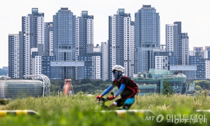 [서울=뉴시스] 김근수 기자 = 18일 오후 서울 용산구 한강시민공원에서 서초 래미안 원베일리 아파트 단지가 보이고 있다.  국내 한 부동산 플랫폼 업체 발표에 따르면 올해 서울에서 거래된 전용면적 84∼85㎡(국평) 아파트의 거래가를 분석한 결과, 가장 비싸게 거래된 아파트는 지난달 2일 60억원에 거래된 래미안원베일리라고 밝혔다. 2024.09.18. ks@newsis.com /사진=김근수