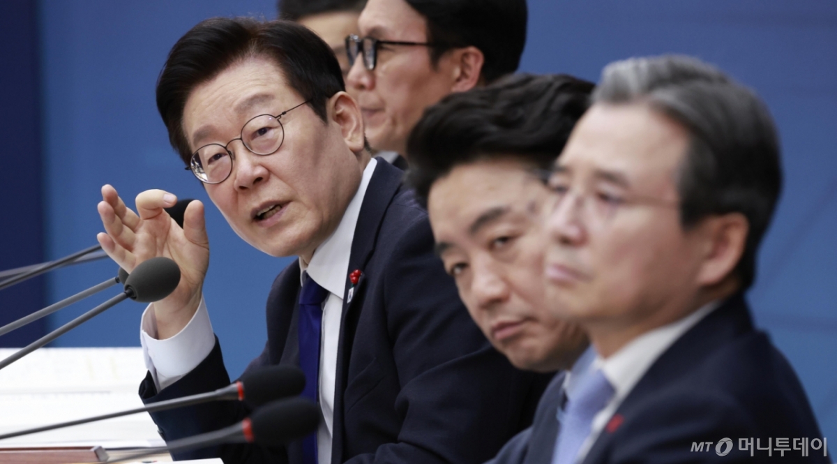 [세종=뉴시스] 최동준 기자 = 이재명 대통령이 16일 세종시 정부세종컨벤션센터에서 열린 보건복지부(질병관리청)·식품의약품안전처 업무보고에서 발언하고 있다. 2025.12.16. photocdj@newsis.com /사진=최동준